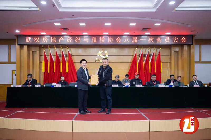 颁发名誉会长证书.jpg